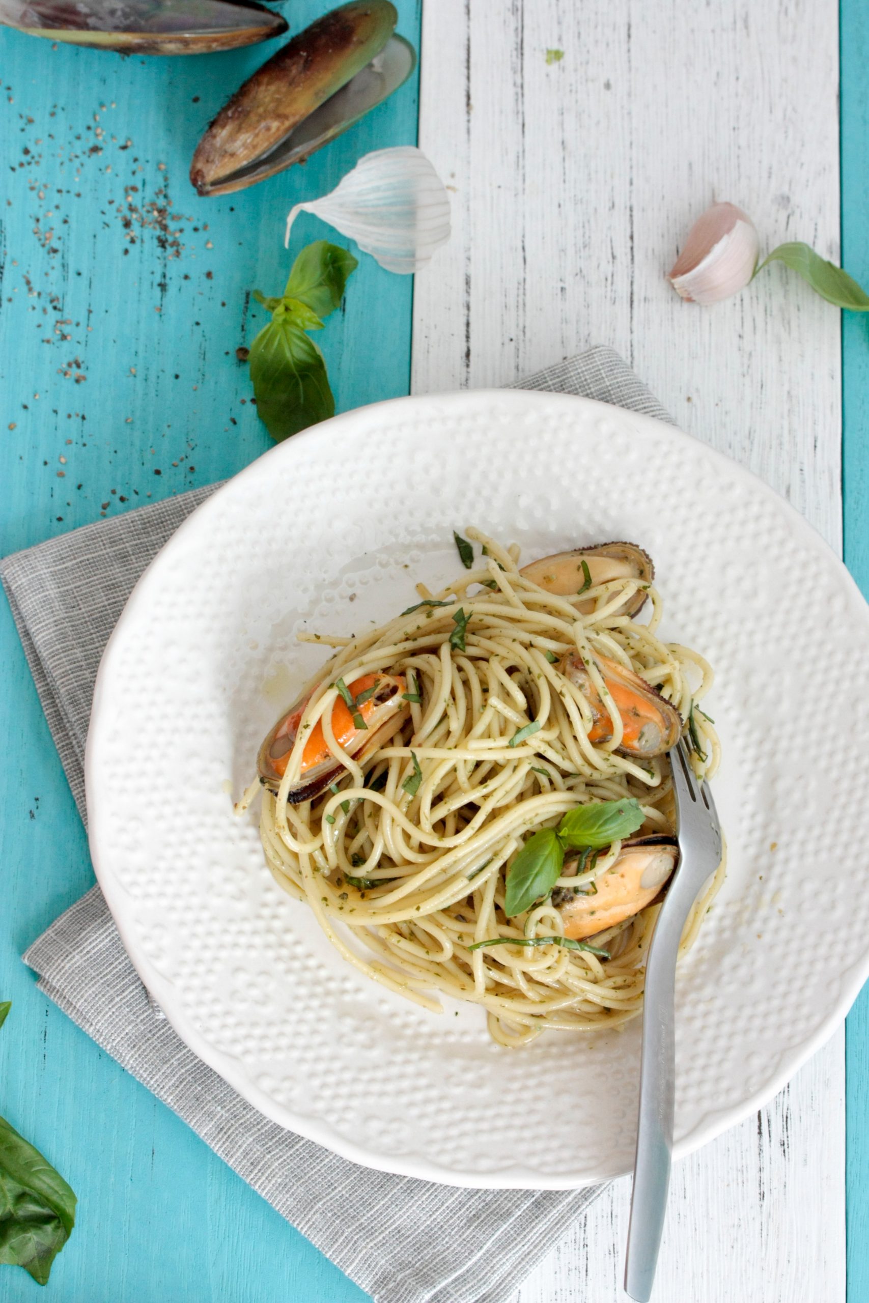 foodiesfeed.com_seafood-spaghetti